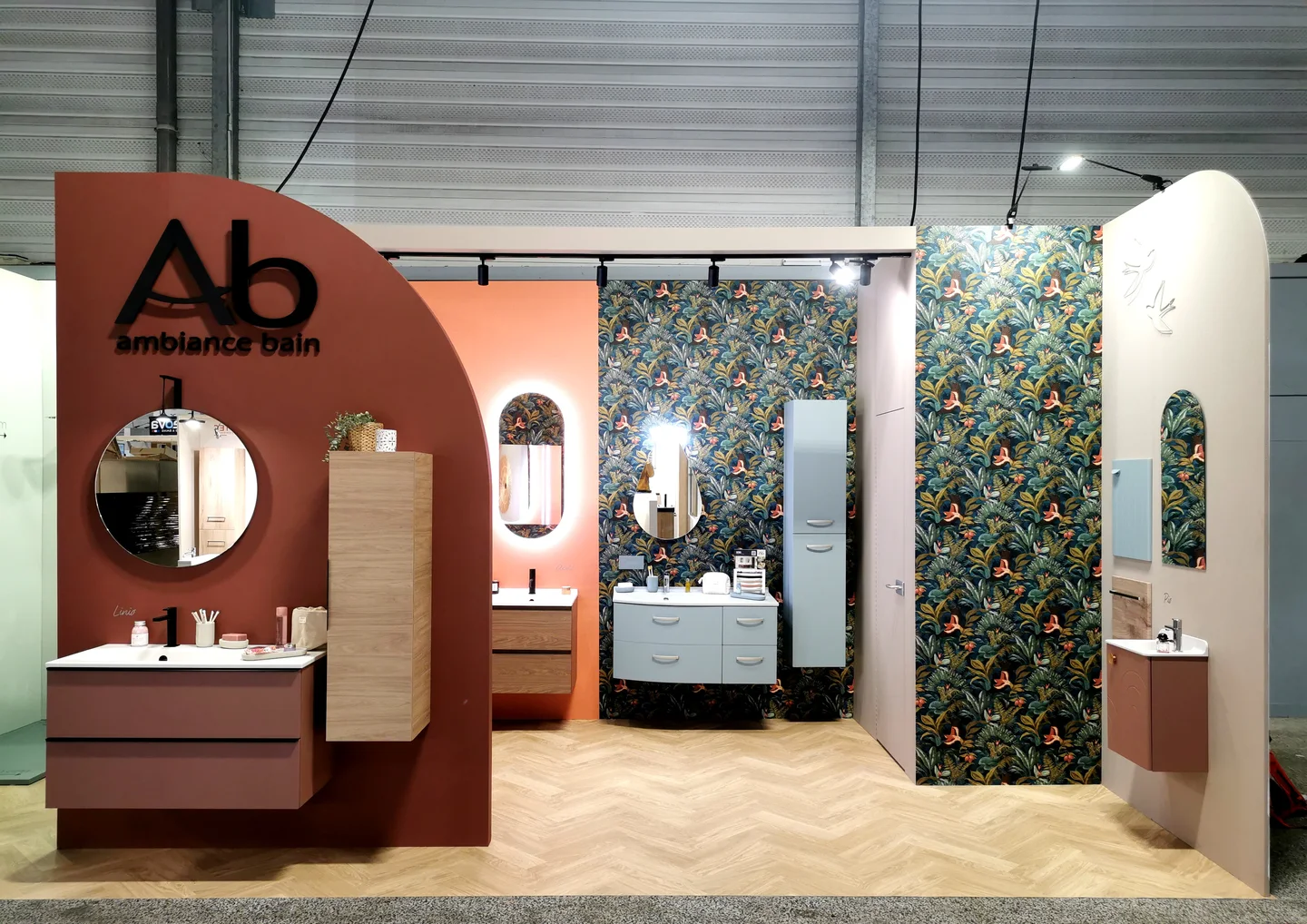 Stand sur-mesure Ambiance Bain Nantes parquet clair et mobilier sur-mesure