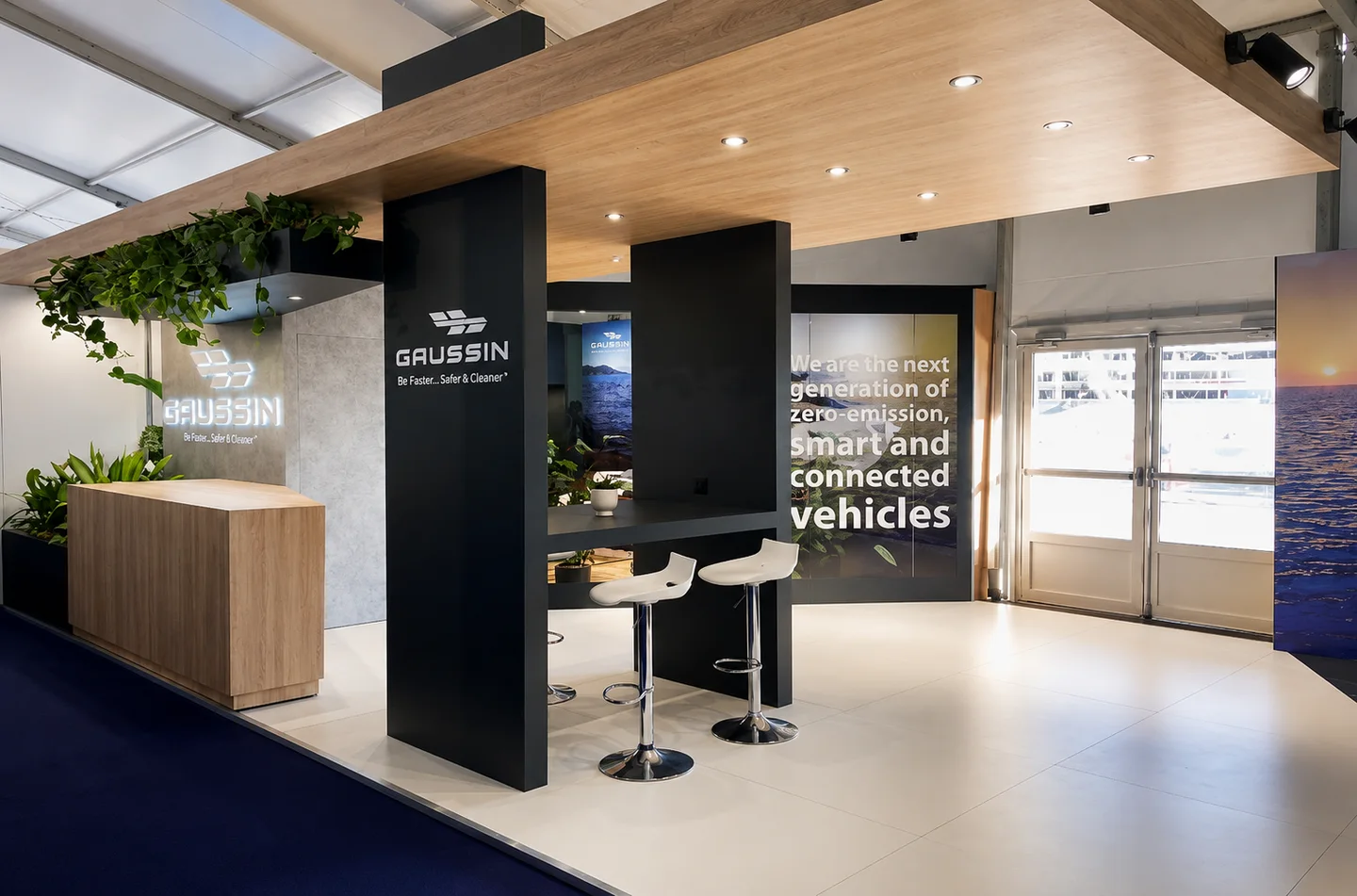 Stand premium Gaussin Monaco bois naturel et végétation