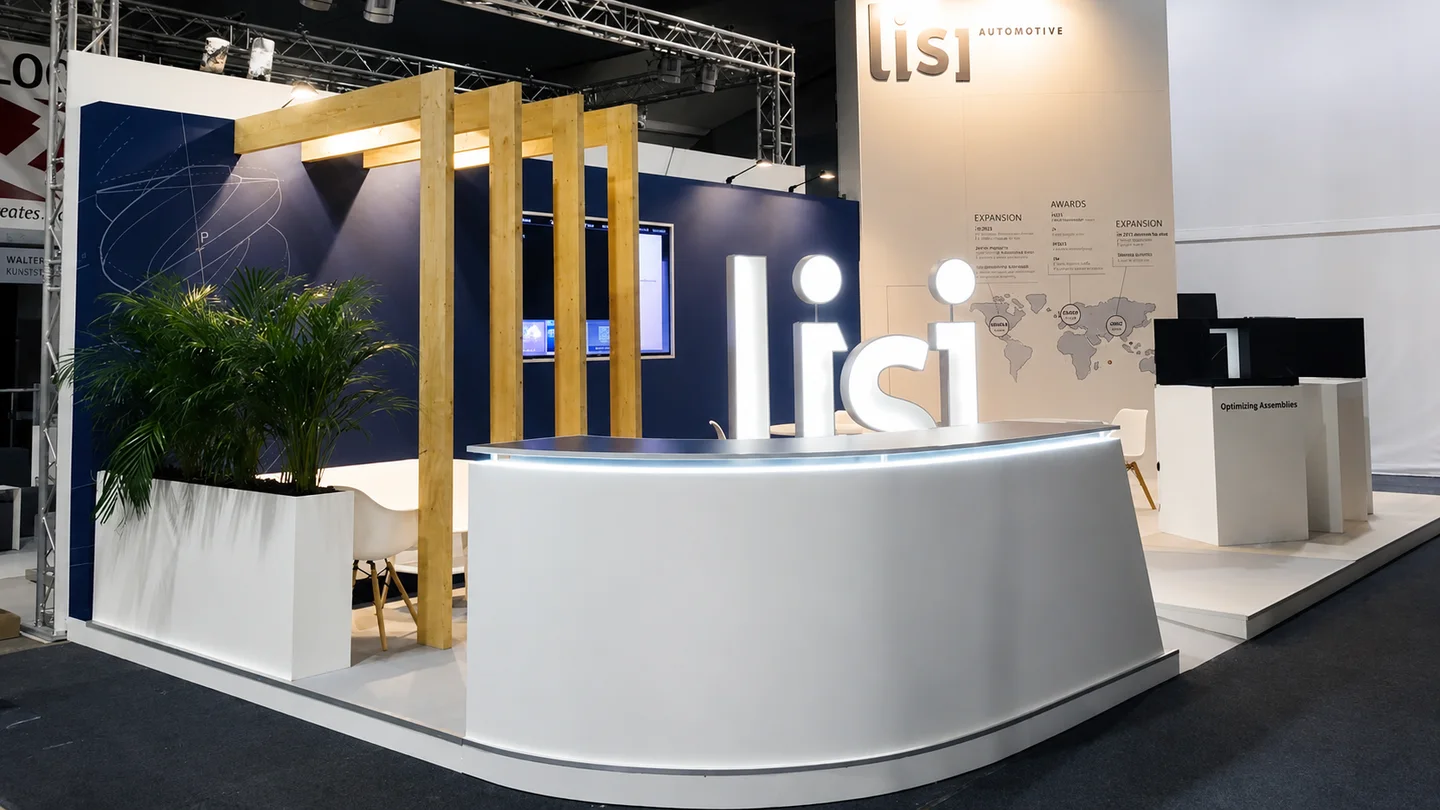 Stand sur-mesure LISI Automotive Francfort comptoir circulaire rétroéclairé
